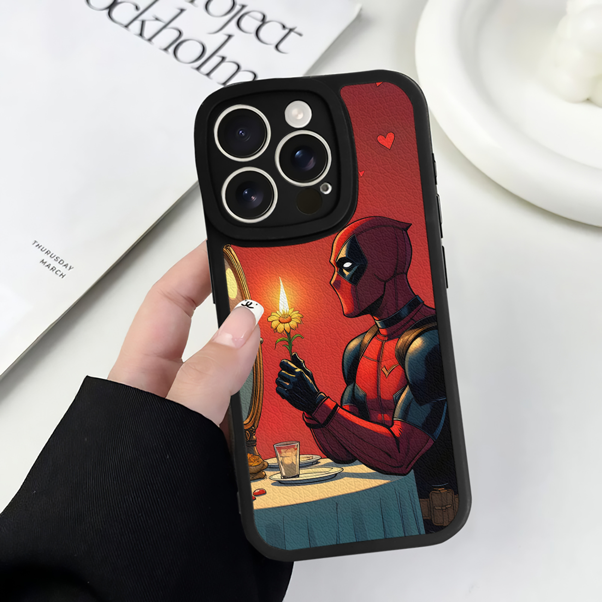 （画像用） Deadpool デッドプール 【iPhone 16シリーズ対応】シリコンスマホケース（レザー調） 材質：シリコン